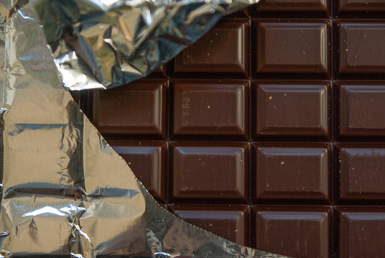 Cioccolato fondente su sfondo neutro, simbolo di alimentazione sana per la glicemia.