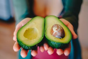 Mangiare avocado ogni giorno: i sorprendenti benefici per la pelle che non conosci