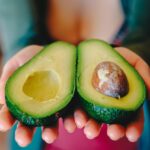 Avocado fresco su un tavolo, simbolo dei benefici per la salute da un consumo quotidiano.