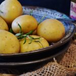 Patate bollite servite in un piatto, simbolo di un'alimentazione quotidiana.