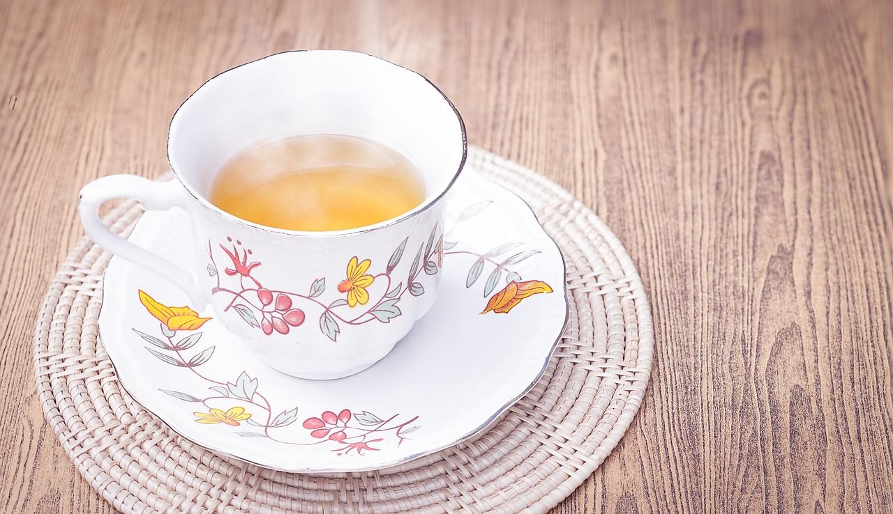 Tisana serale per il fegato grasso, con ingredienti naturali in una tazza fumante.