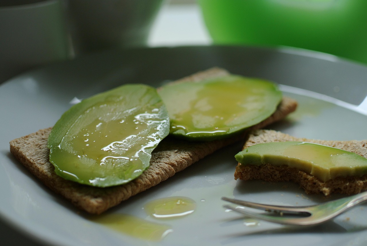 Avocado spalmato su pane integrale, rappresenta un'opzione salutare per il cuore.