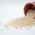 Riso integrale servito in un piatto, simbolo di salute e benessere per l'intestino.