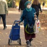 Anziano che riceve assistenza per registrarsi al servizio SPID per la pensione.