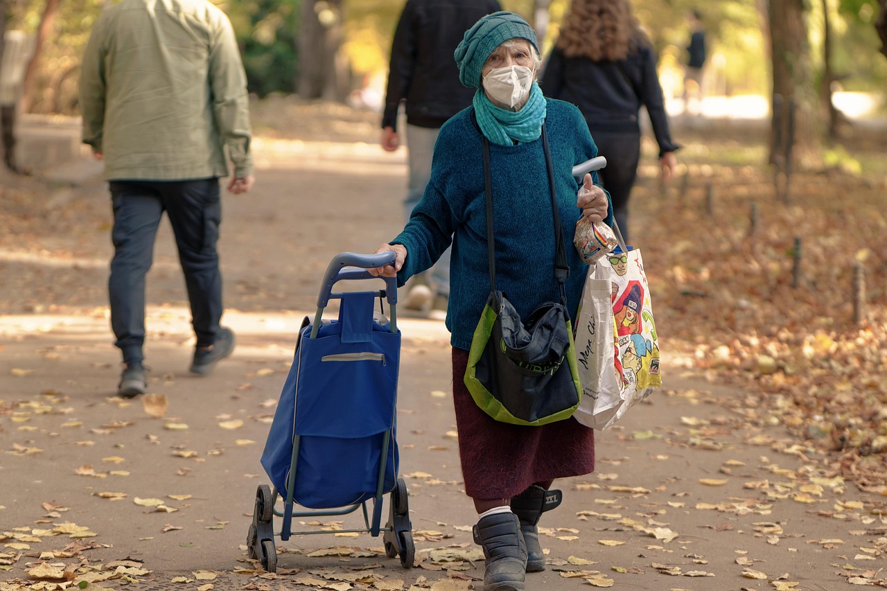 Anziano che riceve assistenza per registrarsi al servizio SPID per la pensione.