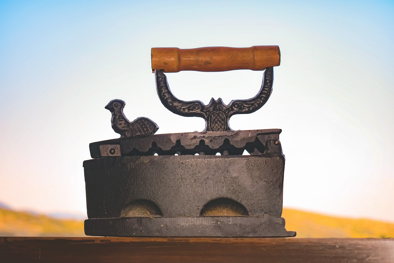 Ferro da stiro pulito con bicarbonato e limone su un tavolo di cucina.