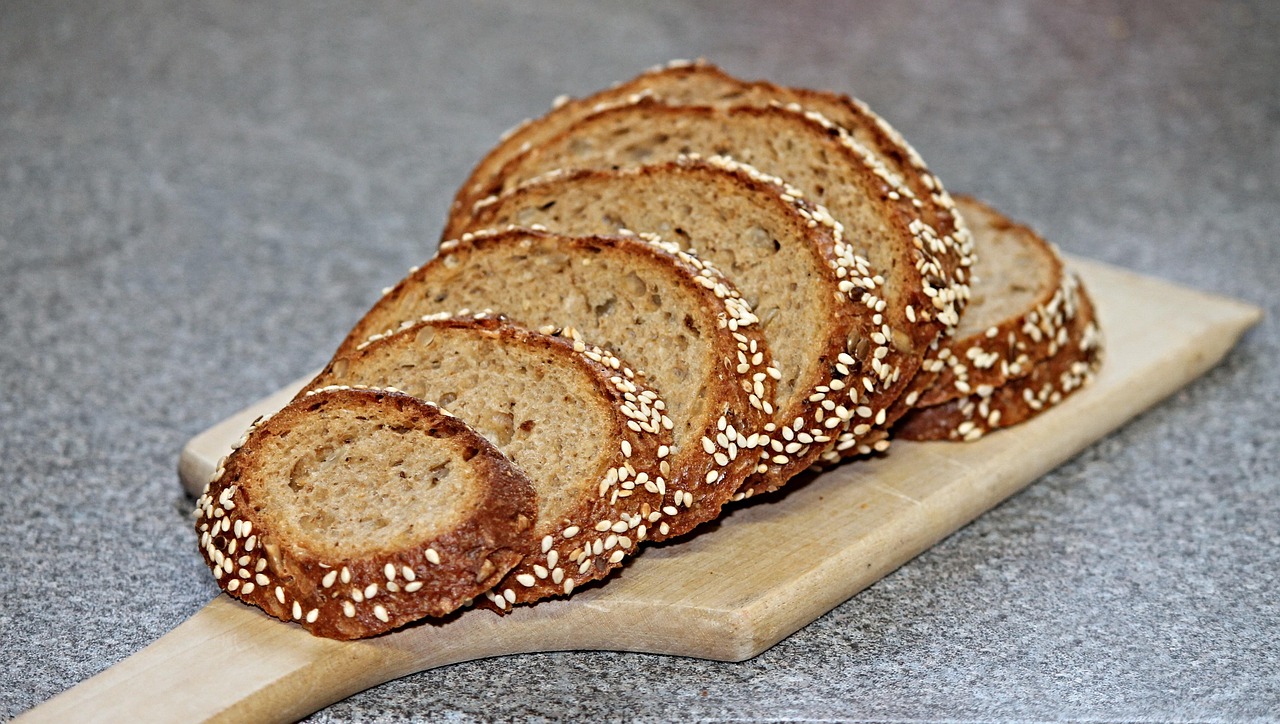 Fette di pane integrale su un tavolo, simbolo di una dieta sana e dei suoi effetti.