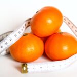 Arance fresche su un tavolo, simbolo di salute e benessere per chi ha colesterolo alto.