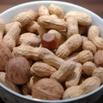 Noci fresche su un tavolo di legno, simbolo di salute e tradizioni culinarie.