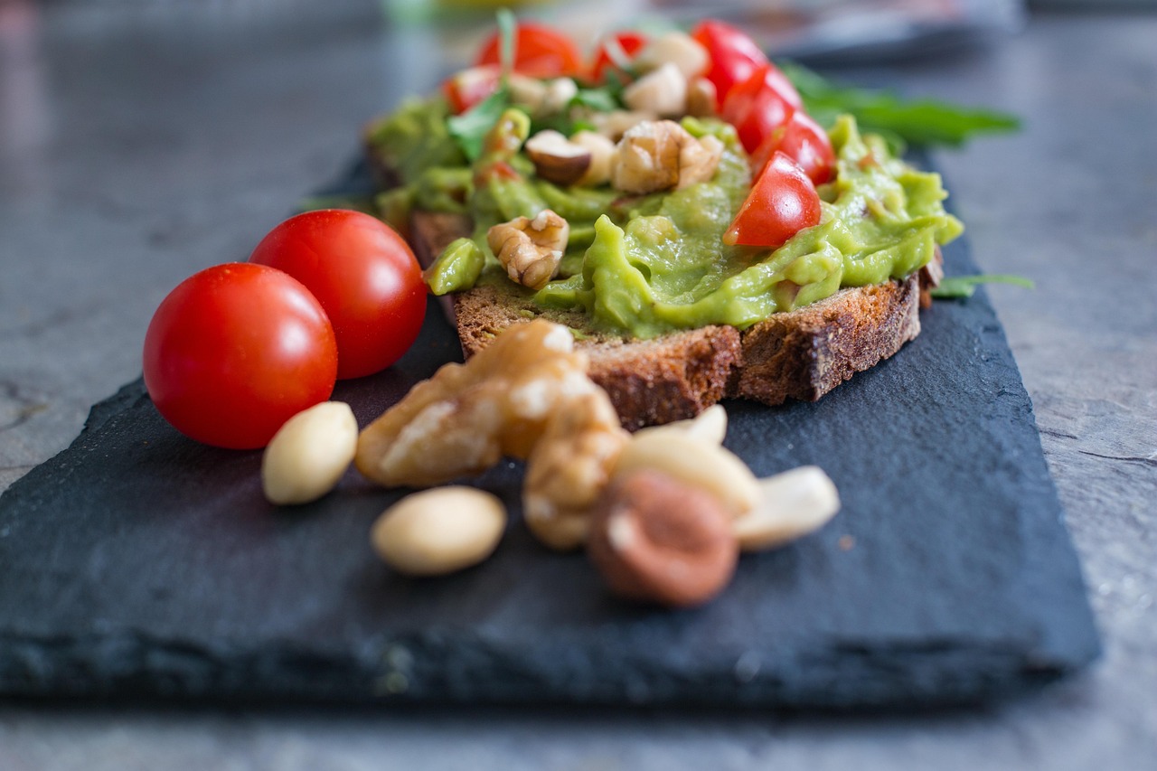 Avocado toast con ingredienti freschi, ideale per ridurre il colesterolo alto.