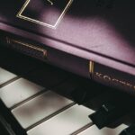 Studente che prende appunti mentre studia, simbolo di tecniche per migliorare la memoria a lungo termine.