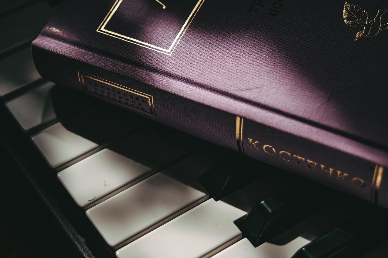 Studente che prende appunti mentre studia, simbolo di tecniche per migliorare la memoria a lungo termine.