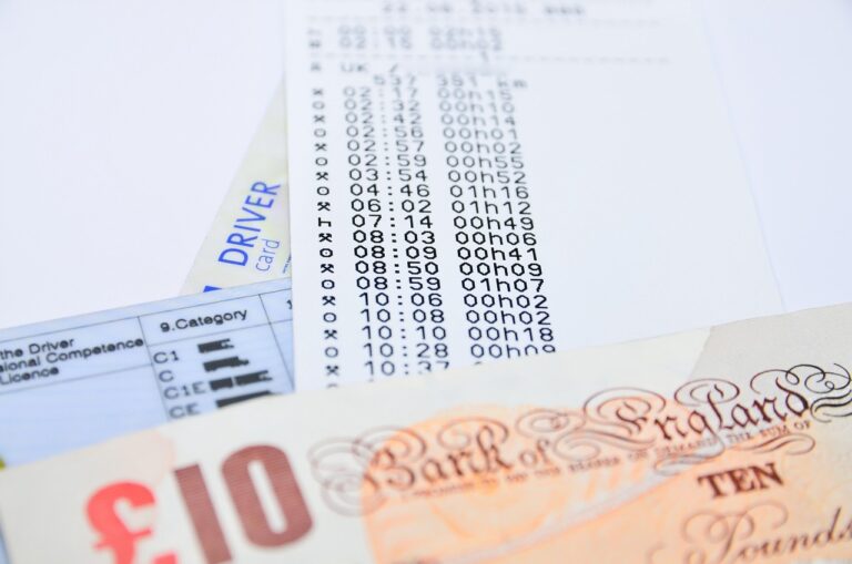 Bonifici ai figli: scrivi questa causale o rischi una sanzione dall'Agenzia delle Entrate