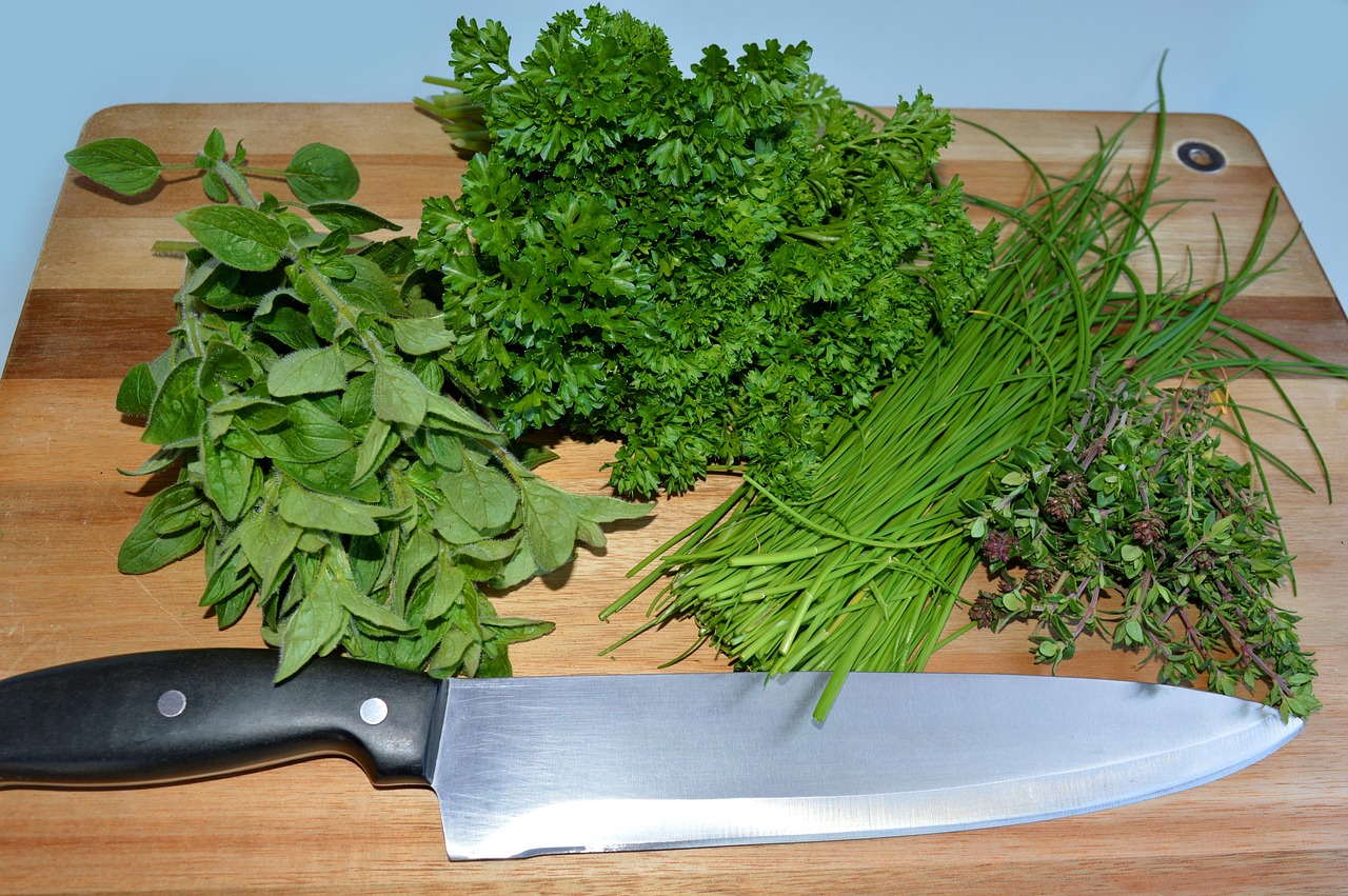 Erbe aromatiche fresche in un barattolo di vetro, pronte per la conservazione secondo i trucchi della nonna.