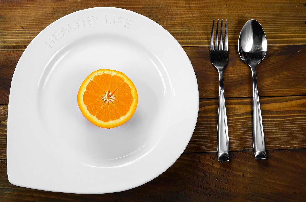 Immagine di cibi sani e bilanciati, simbolo dei benefici del digiuno per la salute.