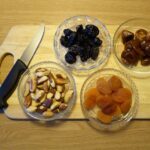 Ciotola di frutta secca assortita su un tavolo, simbolo di un sano inizio di giornata.