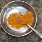 Cucchiaino di curcuma su un tavolo, simbolo di miglioramento della memoria.