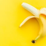 Una banana matura su un tavolo, simbolo dei benefici del consumo prima di dormire.