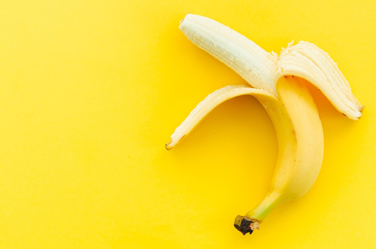 Una banana matura su un tavolo, simbolo dei benefici del consumo prima di dormire.