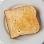 Etichetta delle fette biscottate evidenziata, con focus sugli ingredienti salutari per cuore e fegato.