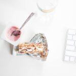 Barrette energetiche con avvertenze su ingredienti dannosi per la salute, in un articolo informativo.