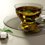 Tazza di tè verde fumante su un tavolo, simbolo di salute e longevità.