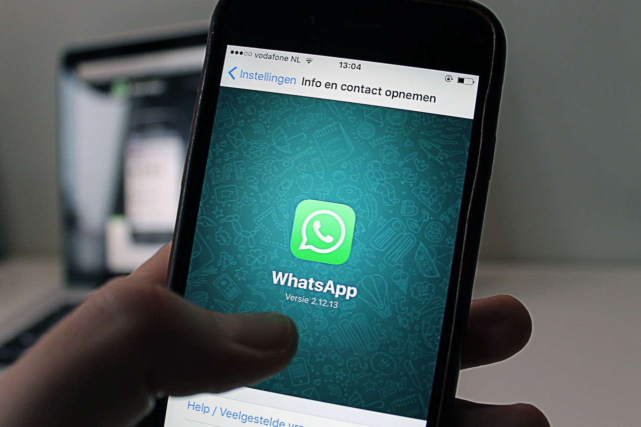 Guida visuale per disattivare Meta AI su WhatsApp, con passaggi chiari e istruzioni dettagliate.