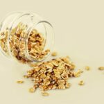 Immagine di ciotola di avena con frutta, simbolo dei benefici salutari dell'avena dopo un mese di consumo.